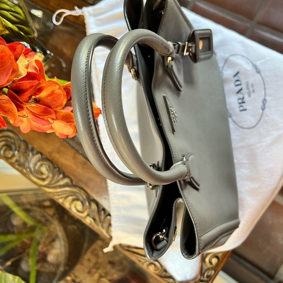 Medium size Prada grey saffiano - Picture 6 of 11